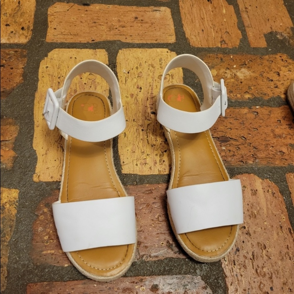 Gianni Bini. Girls sandals. Like new. Size 4